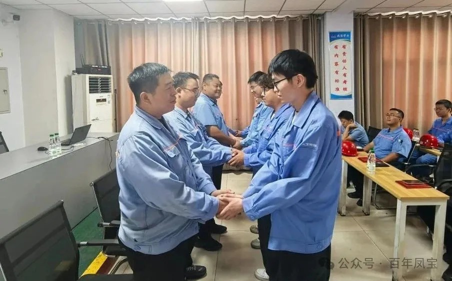 师徒结对 淬火成钢——华体会在线平台(中国)官网管业举行第三届“薪火相传、携手共进”拜师仪式